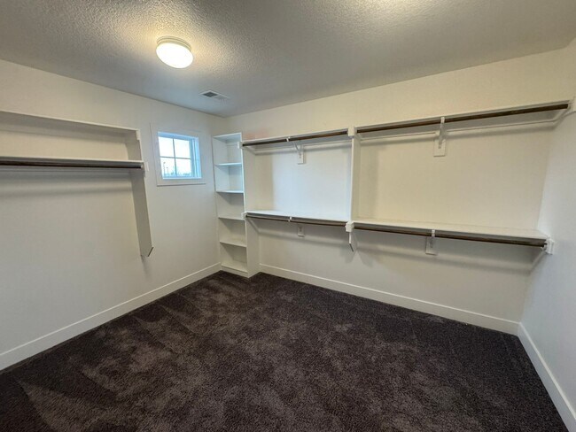 Building Photo - Luxury 5BR 4 BA Home w/ Pool and Clubhouse Access in GREAT location!