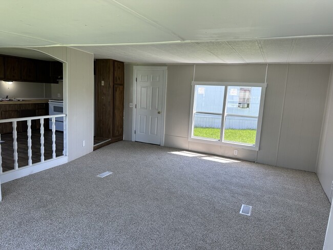 Building Photo - 11 Lotus Ct
