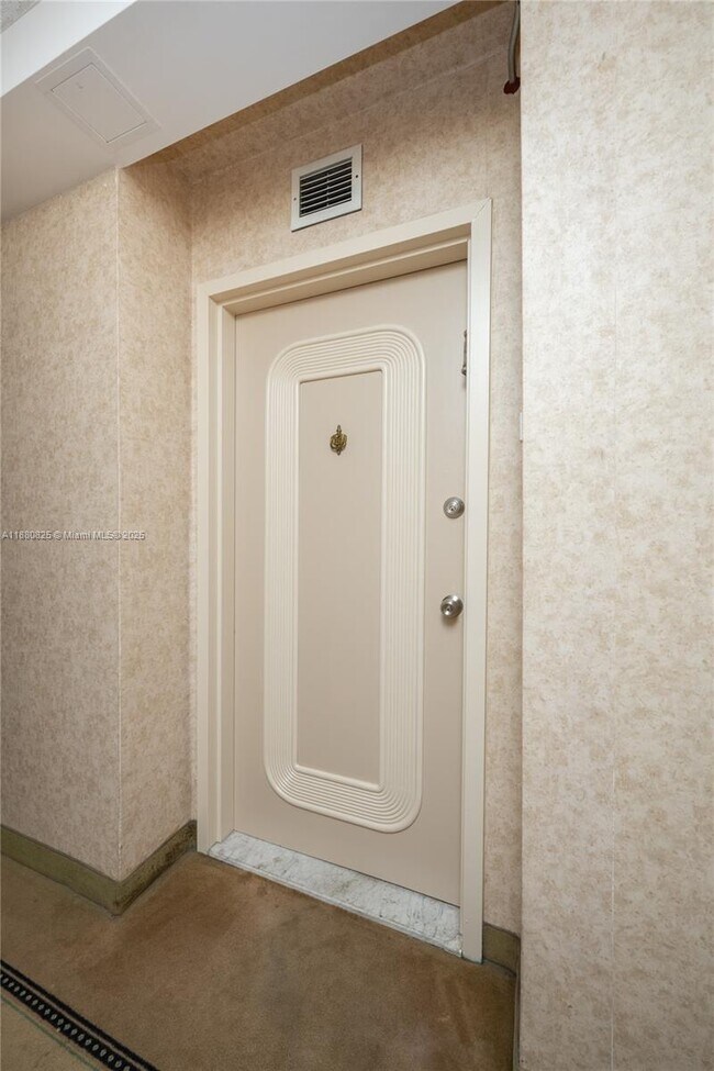 Building Photo - 2030 S Ocean Dr