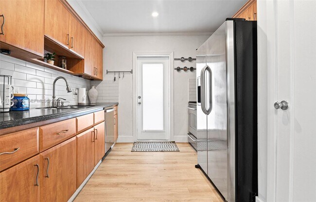 Building Photo - 1636 Arthur St