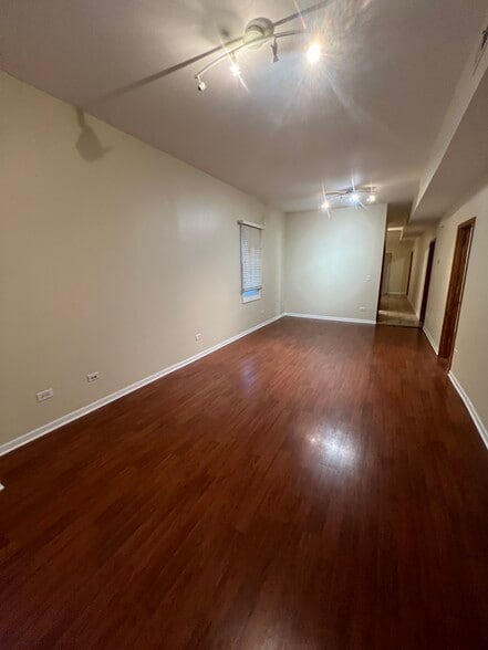 Building Photo - 2028 N Hamlin Ave