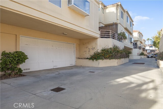 Building Photo - 14526 Yukon Ave