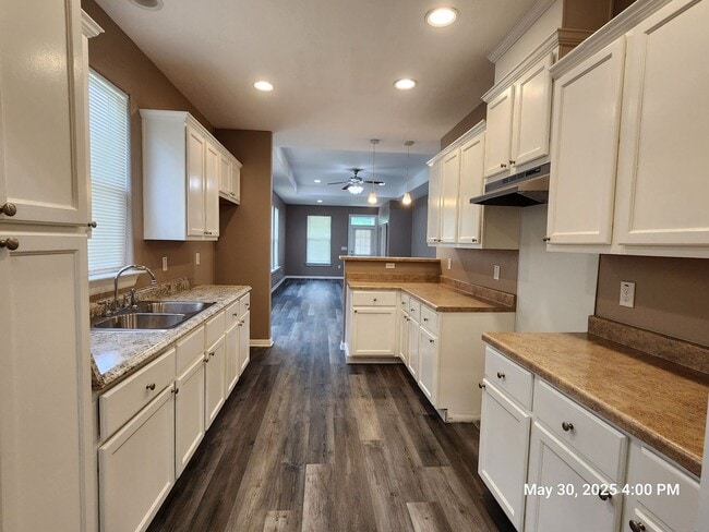 Building Photo - 3 bedroom / 2 bath in 77630. Immediate mov...