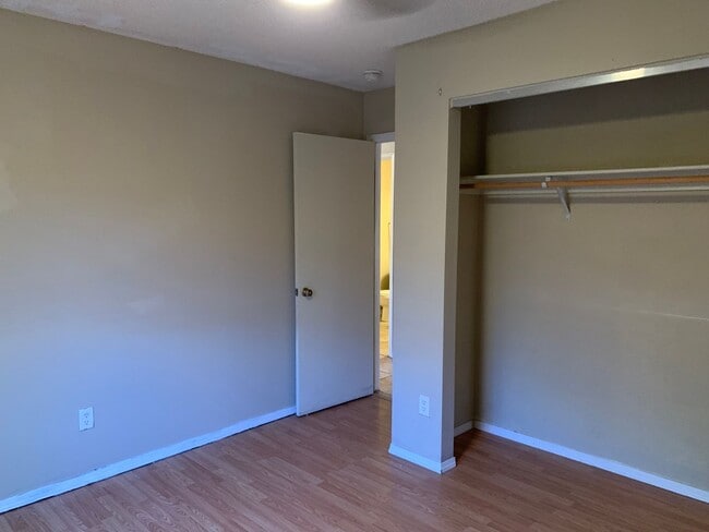 Building Photo - 3 BEDROOM HOME!