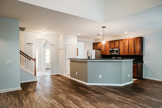 Building Photo - 4 Bed/2.5 Bath/Primary downstairs