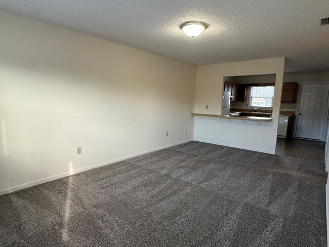 Building Photo - 2 Bedroom 1 Bathroom