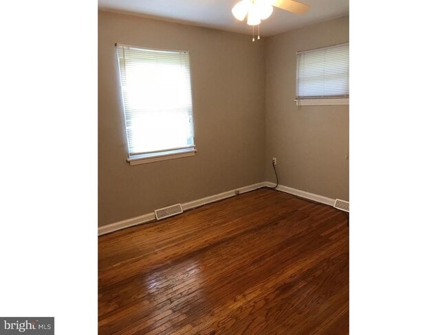 Building Photo - 384 Wildrose St