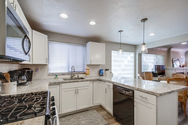 Building Photo - 824 Island Ct