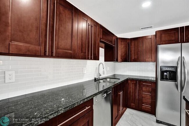 Building Photo - 802 SW 12th Ct