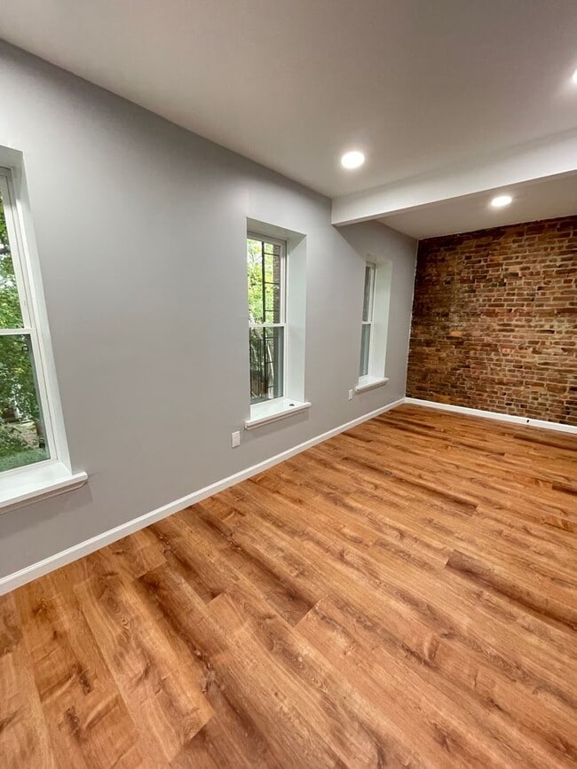 Building Photo - 106 Renwick St