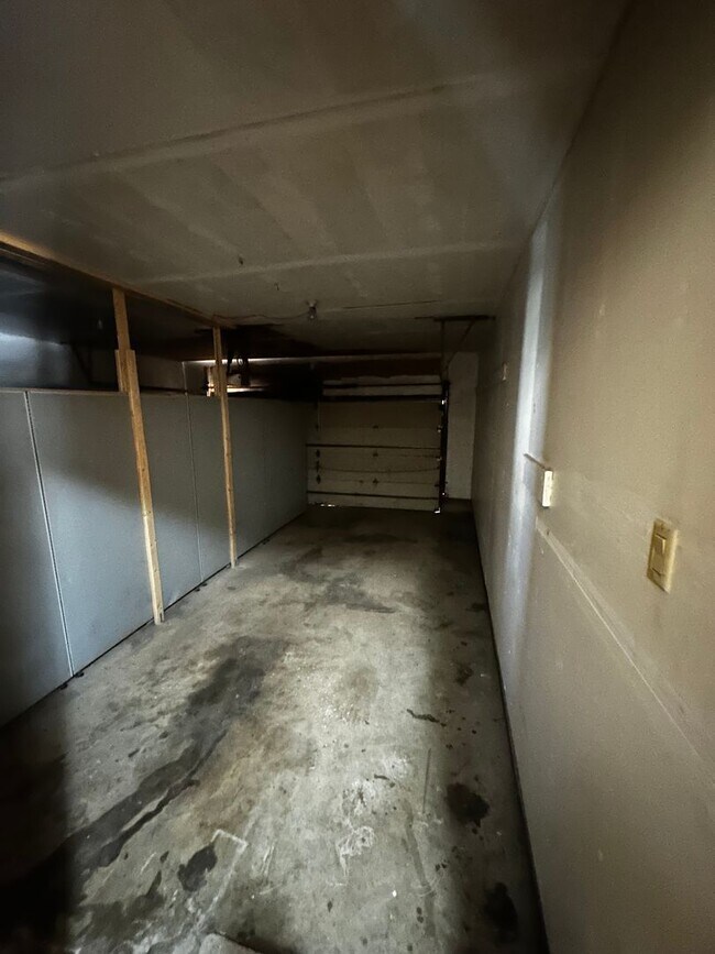 Building Photo - 1837-1837 Post Rd