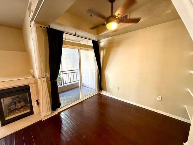 Building Photo - Spacious Bankers Hill Studio | In-Unit Laundry | A/C | Fireplace | Pool & Gym | 6-Month Lease