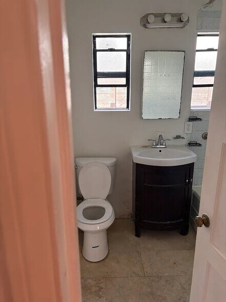 Building Photo - 1650 W 85th St