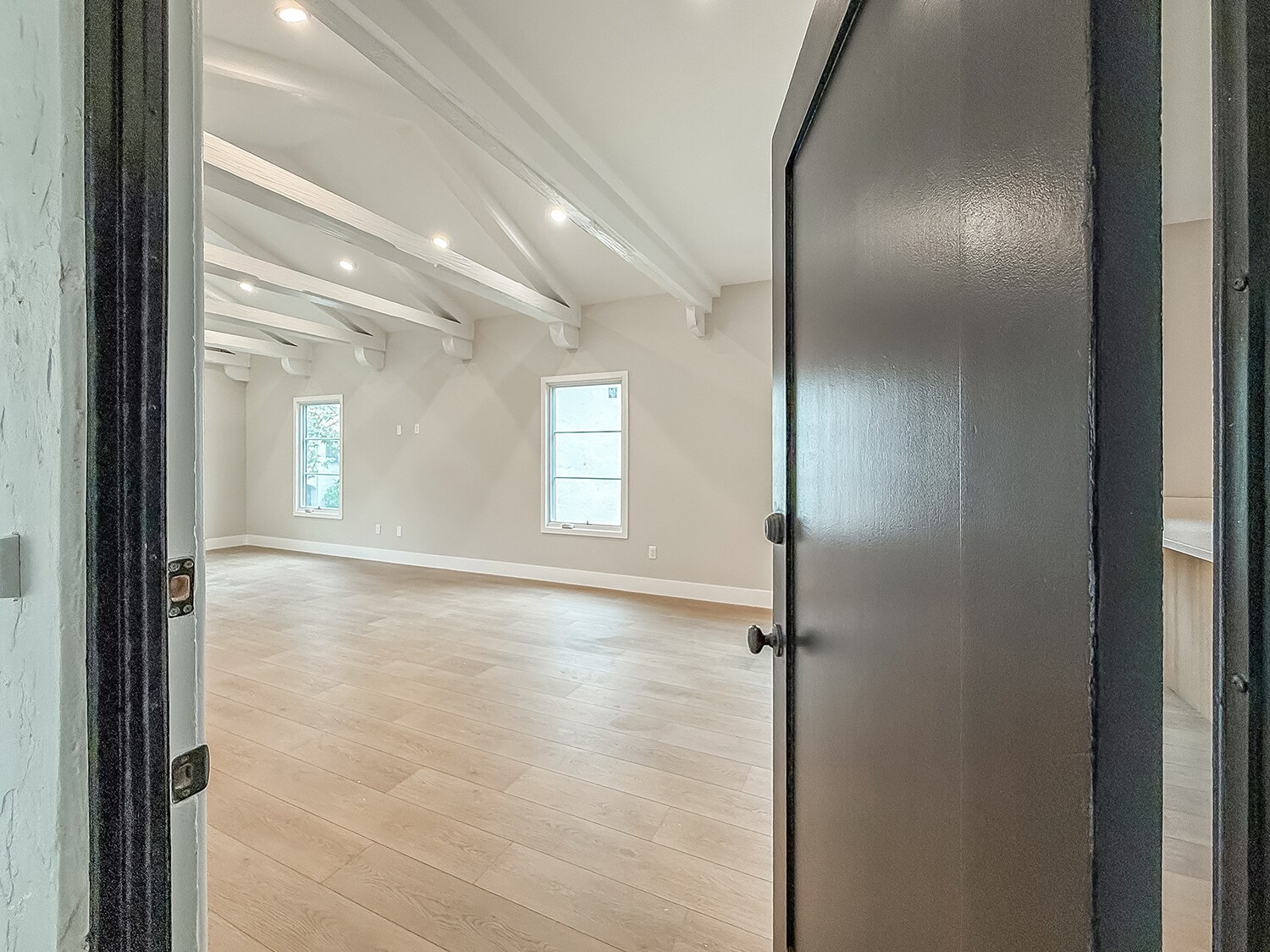Building Photo - 150 N Arnaz Dr