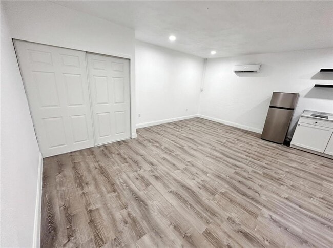 Building Photo - 1017 Parkwood Dr