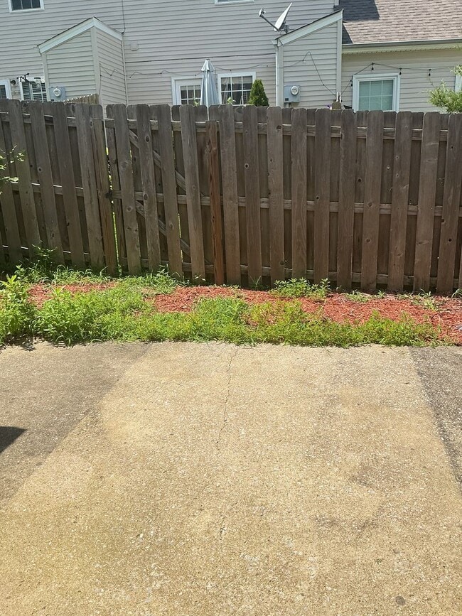 Building Photo - Move-In Ready 2-Bedroom Townhouse in the H...