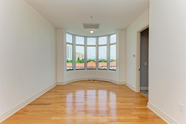 Building Photo - ANNUAL DOWNTOWN SARASOTA CONDO - WALK EVERYWHERE!