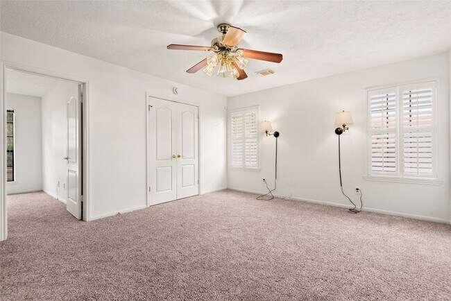 Building Photo - 2415 Parkwood Ln