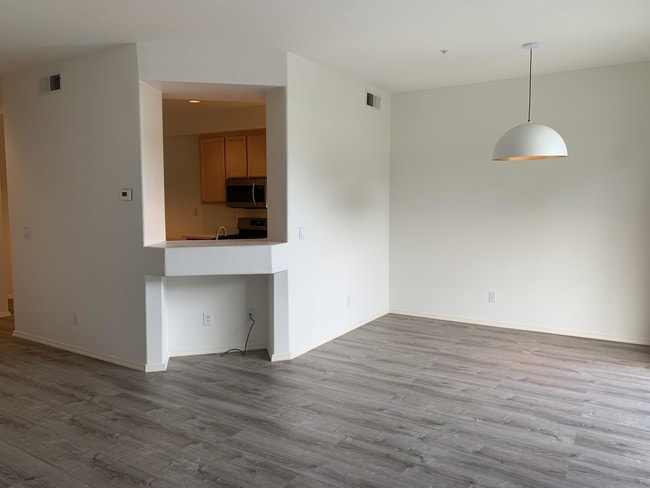 Building Photo - 563 Shoal Cir