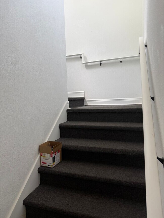 Building Photo - 1/1 APARTMENT BY DOAK CAMPBELL WITH SMALL YARD