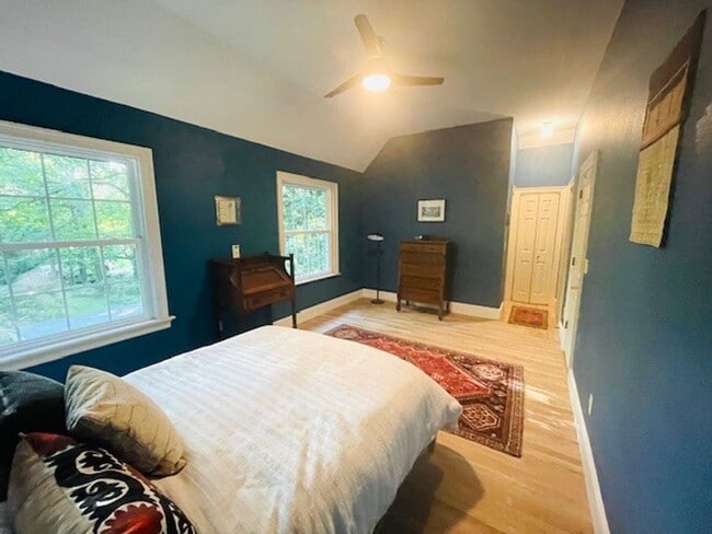 Building Photo - HISTORIC DOWNTOWN  3 bedroom 2.5 bath home
