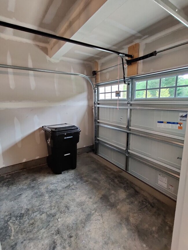 Building Photo - 3 Bedroom condo near major roadways