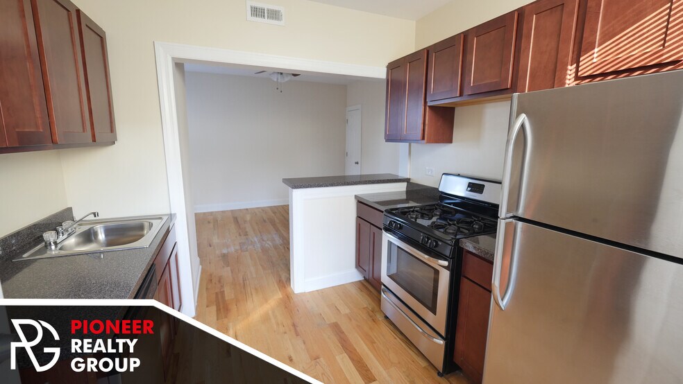 Building Photo - 1446 W Byron St