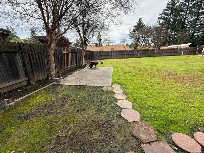 Building Photo - Spacious 3 bed 2 bathroom with 2 car garage