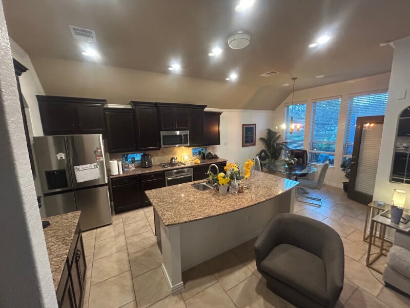 Building Photo - 724 Decathlon St