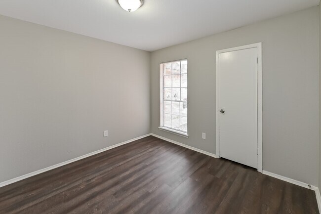 Building Photo - 8703 Saratoga Forest Dr