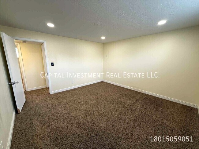 Building Photo - 1102 E Sego Lily Dr