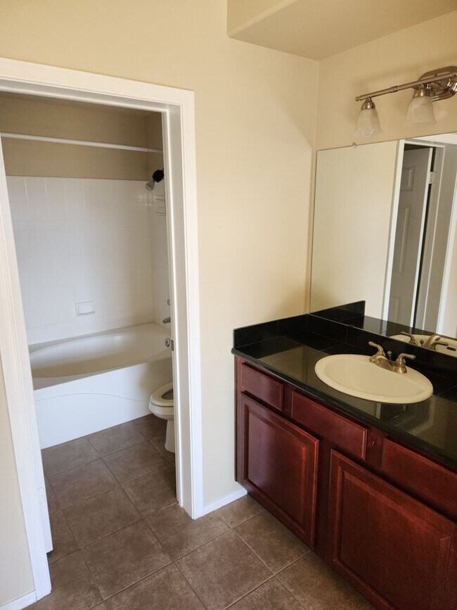 Building Photo - 2 Bedroom 2 Bath Condo located in PV