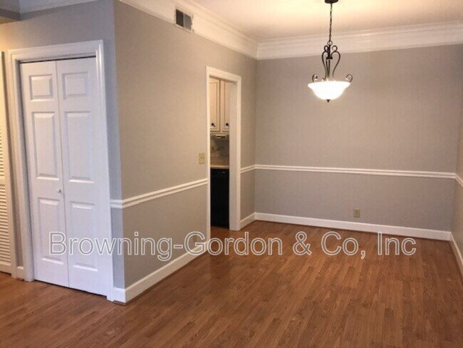 Building Photo - 302 Sloan Rd