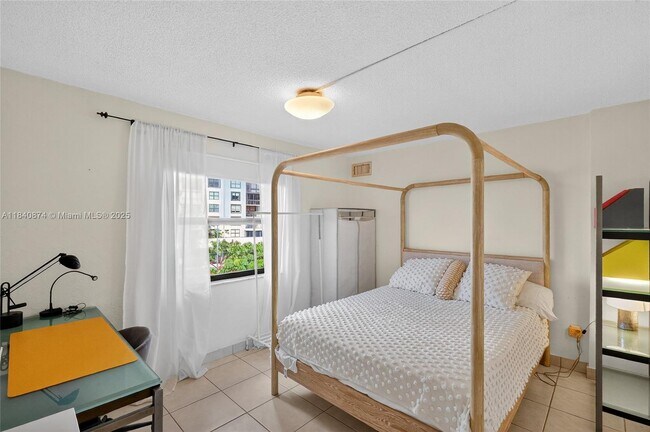 Building Photo - 2201 Brickell Ave