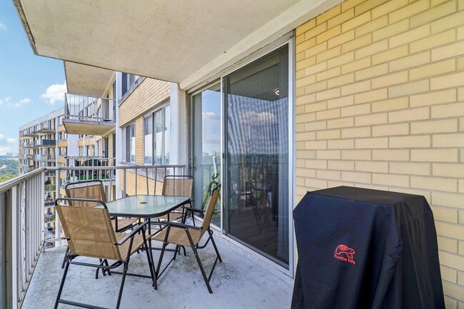Building Photo - 301 N Beauregard St