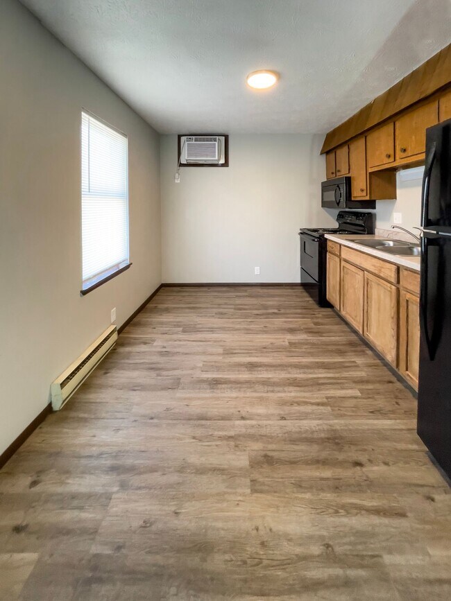 Building Photo - 2213 E Memorial Dr