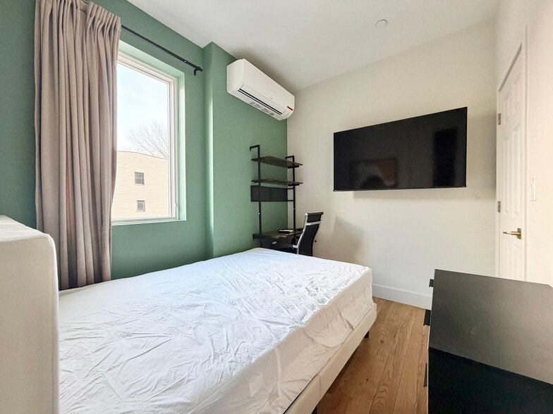 Building Photo - Nice room in a good neighborhood