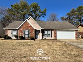 Building Photo - Spacious 3BR Memphis Home w/ Vaulted Ceilings, Brick Fireplace & Fenced Yard