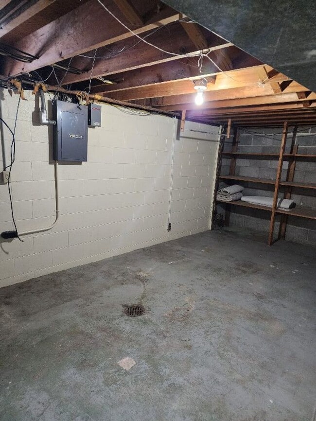 Building Photo - Nice home with fenced yard