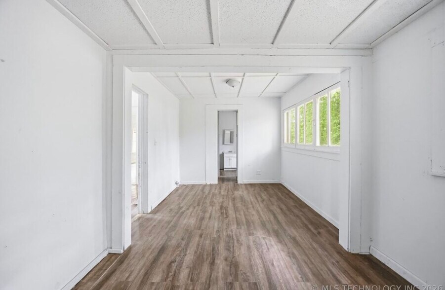 Building Photo - 908 N Collins Ave