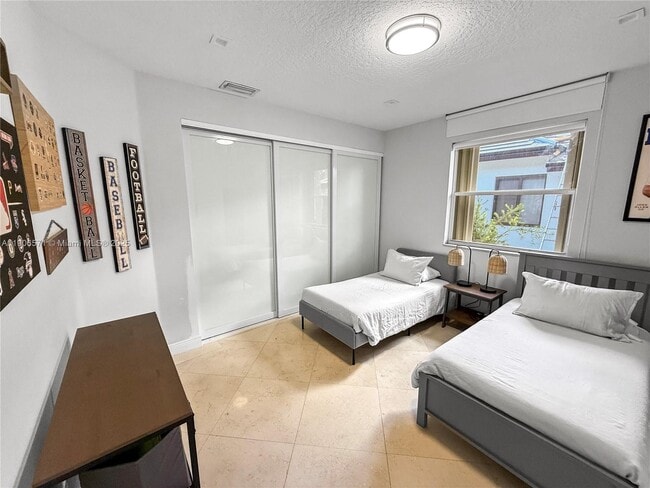 Building Photo - 2514 Poinciana Dr