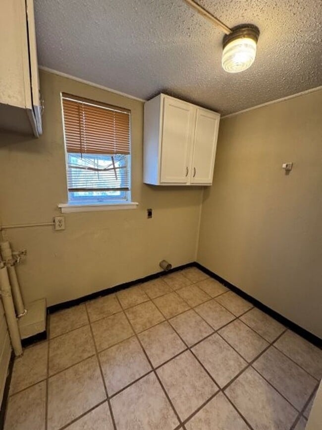 Building Photo - 3 bed 2 bath 1 car carport, new paint, wood floors, ready for move in!