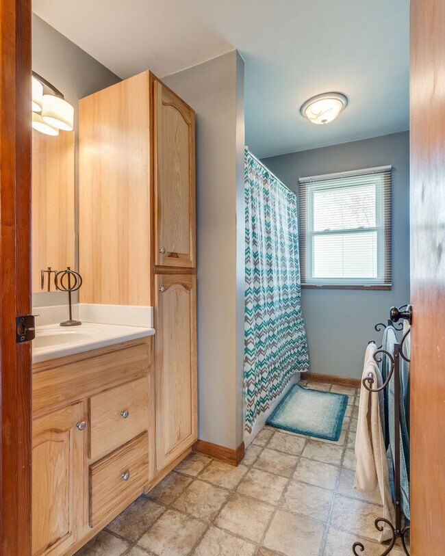 Building Photo - Charming Kingsport Home with Expansive Bas...