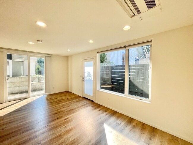 Building Photo - Spacious Modern Townhome in UD!!