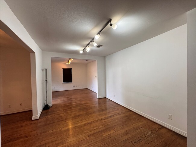 Building Photo - 208 E 38th St