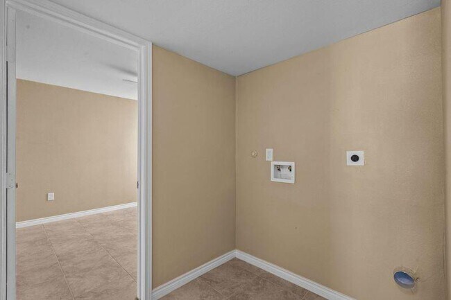 Building Photo - 2802 Sealy Ave