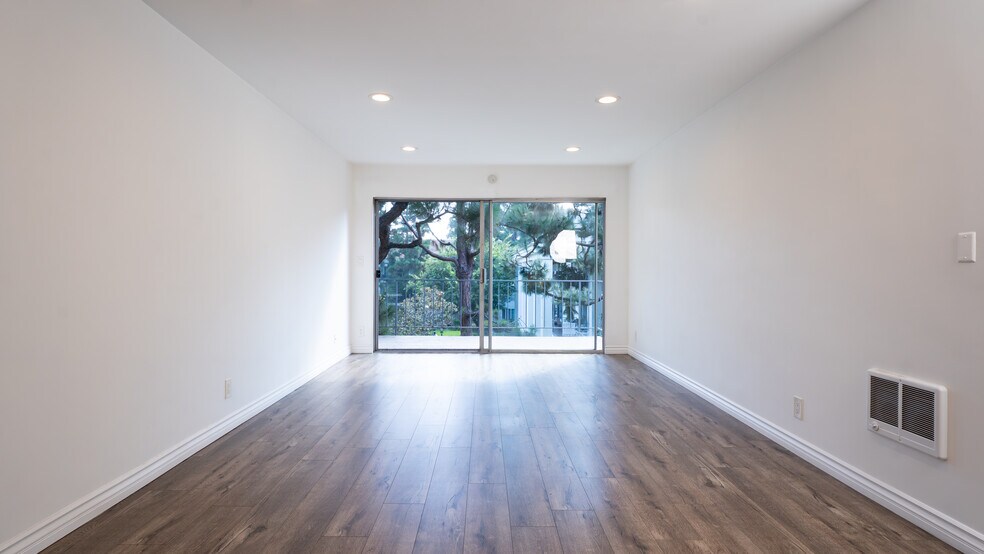 Building Photo - 102 Scholz Plz