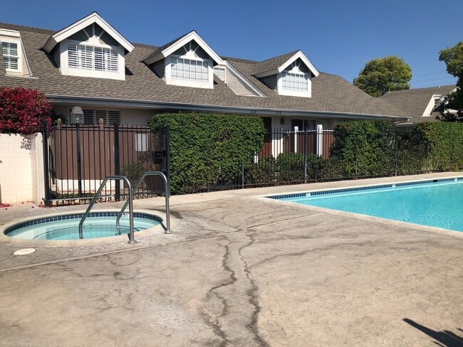 Building Photo - Nantucket Village Condo with Community Pool!