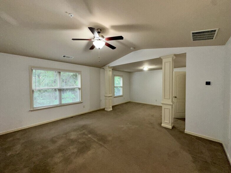 Building Photo - 2249 Knoxhill View