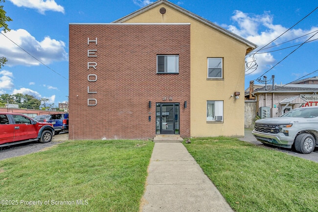 Primary Photo - 215 Hickory St